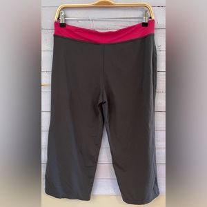 Women’s Size Small Reebok Cropped Wide Leg Workout Pants gray pink